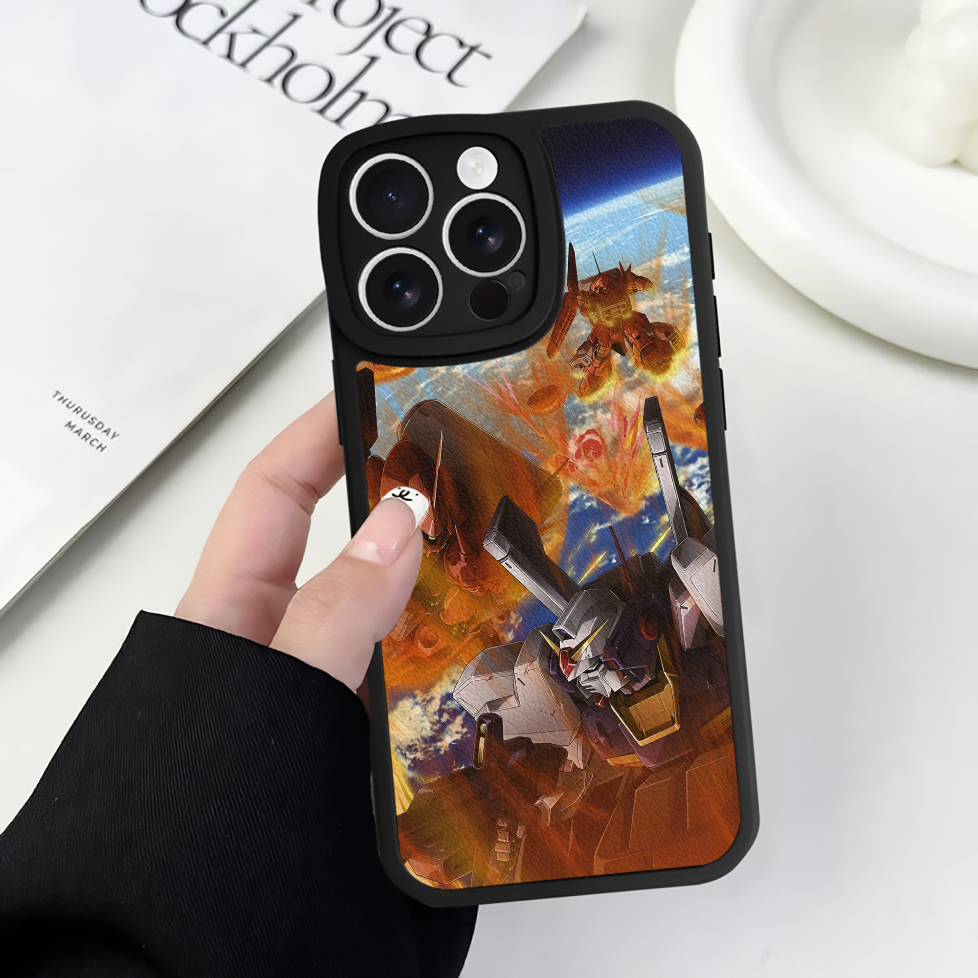 （画像用） 機動戦士ガンダム Mobile Suit Gundam 【iPhone 16シリーズ対応】シリコンスマホケース（レザー調） 材質：シリコン